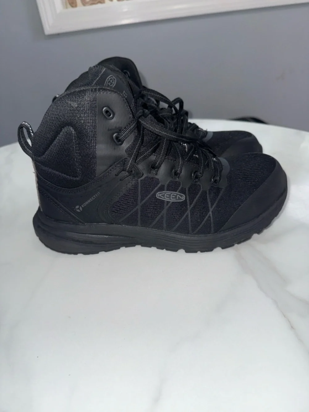 KEEN Men's Black Mid-Height Hiking Boots